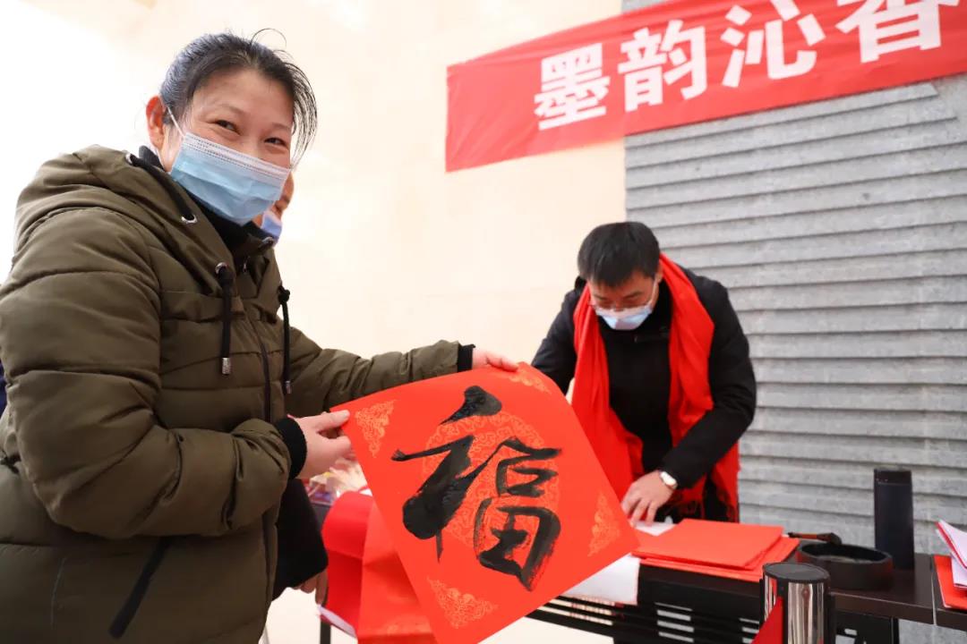 【翰墨迎春】宿遷市書法家協(xié)會書法家走進市鐘吾醫(yī)院寫春聯(lián)、送祝福(圖4) 【翰墨迎春】宿遷市書法家協(xié)會書法家走進市鐘吾醫(yī)院寫春聯(lián)、送祝福(圖4)