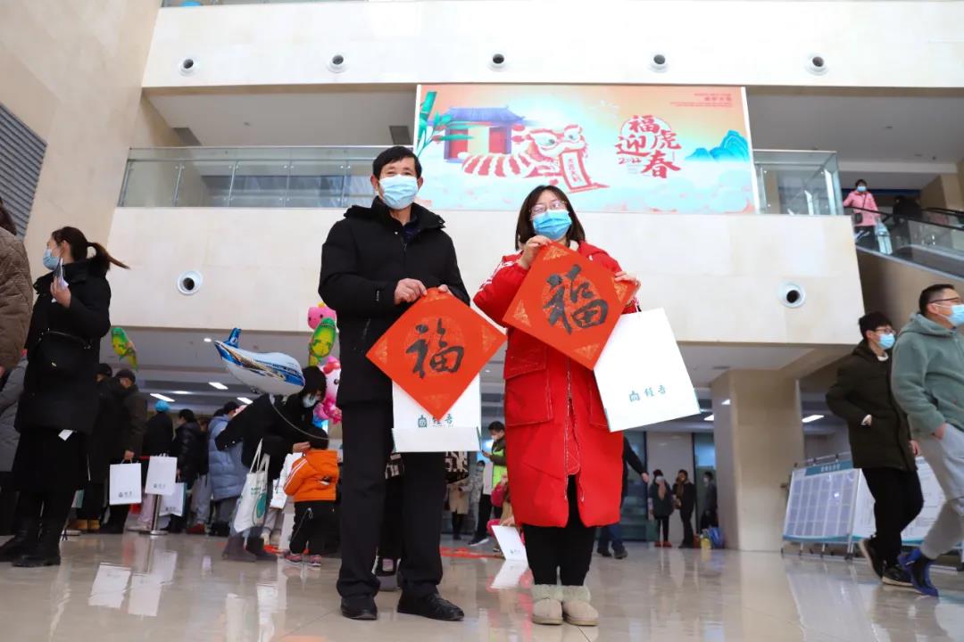 【翰墨迎春】宿遷市書法家協(xié)會書法家走進市鐘吾醫(yī)院寫春聯(lián)、送祝福(圖5) 【翰墨迎春】宿遷市書法家協(xié)會書法家走進市鐘吾醫(yī)院寫春聯(lián)、送祝福(圖5)