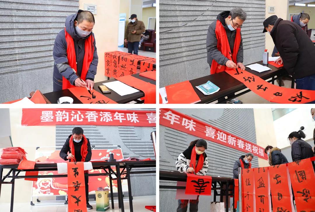 【翰墨迎春】宿遷市書法家協(xié)會書法家走進市鐘吾醫(yī)院寫春聯(lián)、送祝福(圖2) 【翰墨迎春】宿遷市書法家協(xié)會書法家走進市鐘吾醫(yī)院寫春聯(lián)、送祝福(圖2)